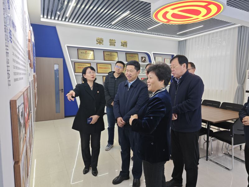 黄色逼逼片2025年05月09日上午 安阳市人大常委会副主任、市总工会党组书记、主席夏军一行莅临华阳电磁铁参观调研；对公司2023年全国五一劳动奖章获得者汪利娜慰问，并听取劳模工作室相关情况汇报